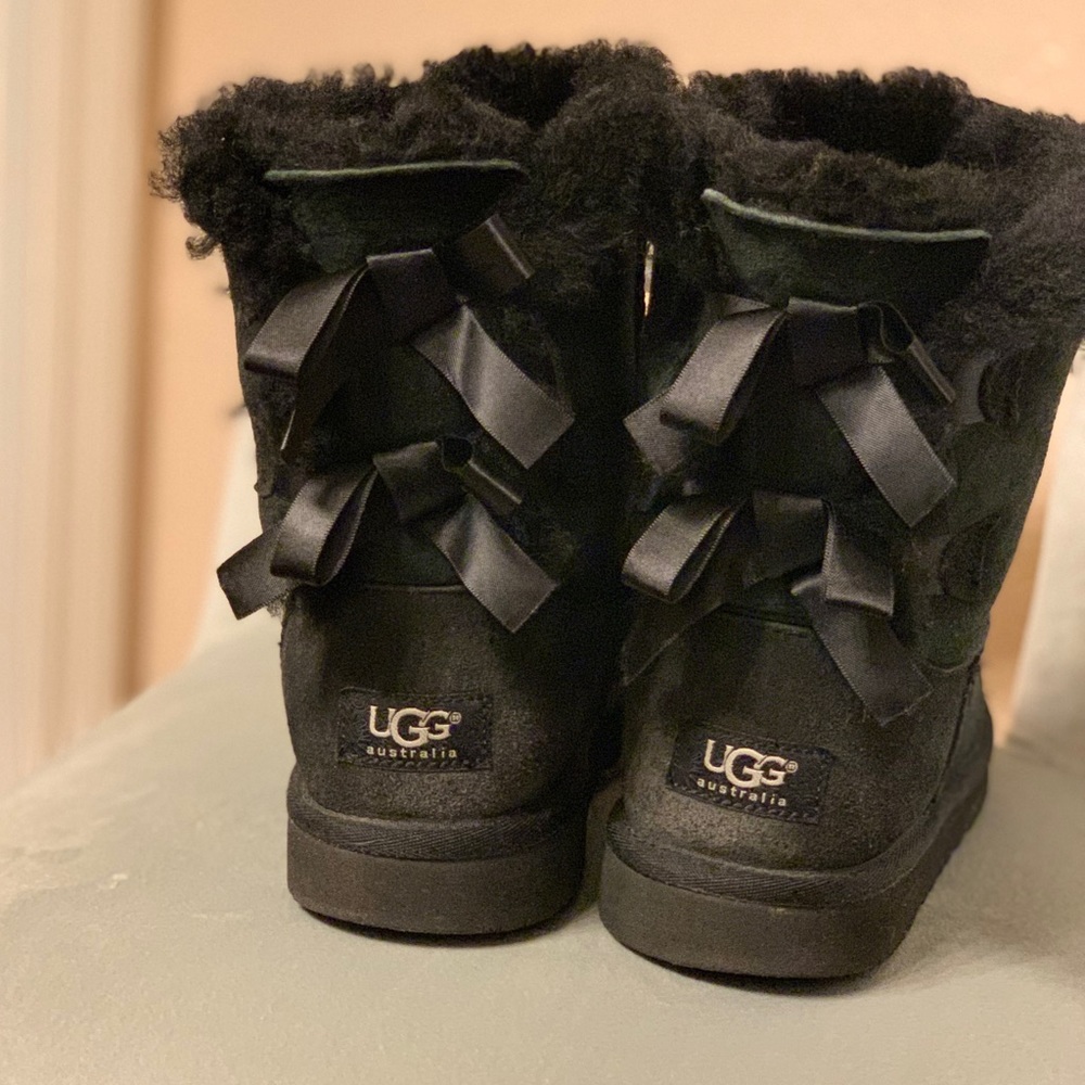 UGG - Picture 1 of 3